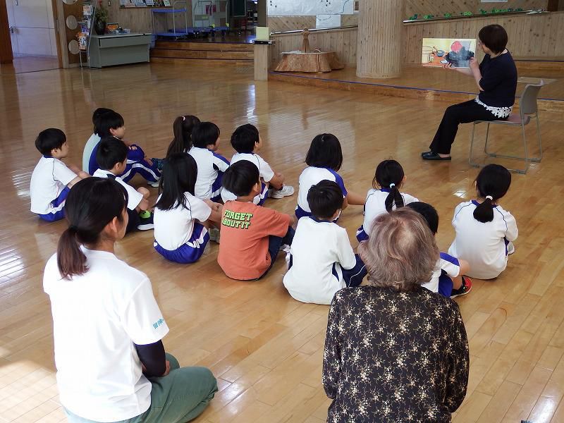２・４年生　読み聞かせ