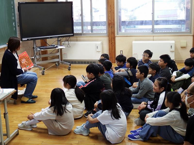 母親委員会の皆様による読み聞かせ（４～６年）