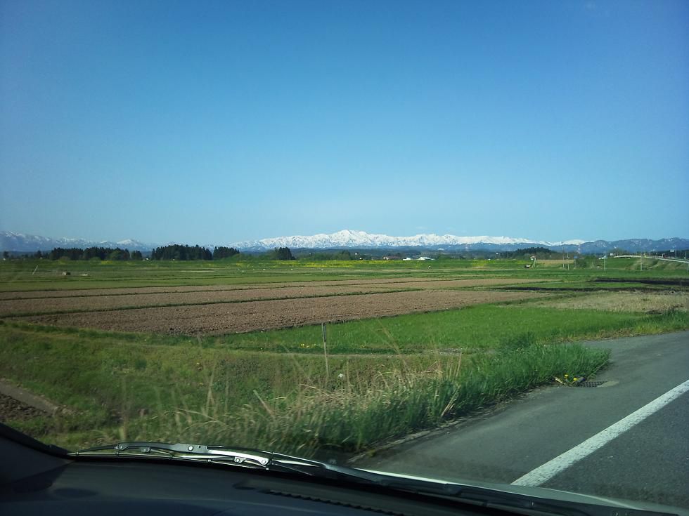 青空に飯豊山。