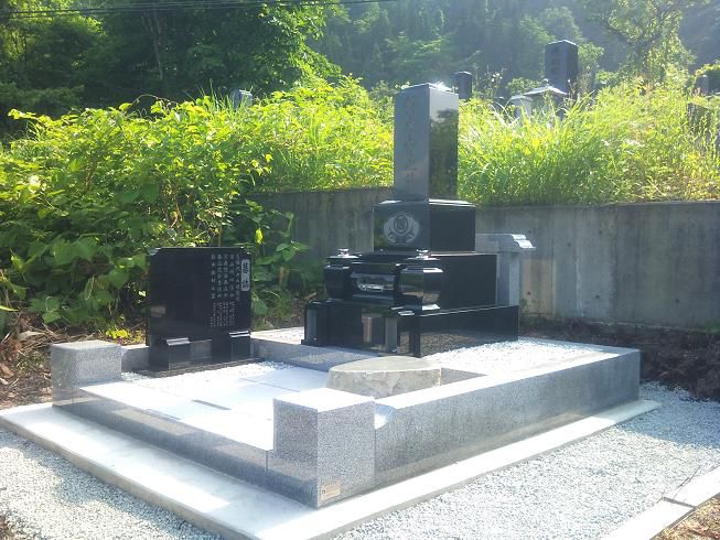和型石塔　あやめ型。
