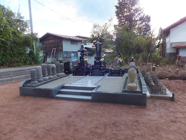 歴住塔・寺族塔。