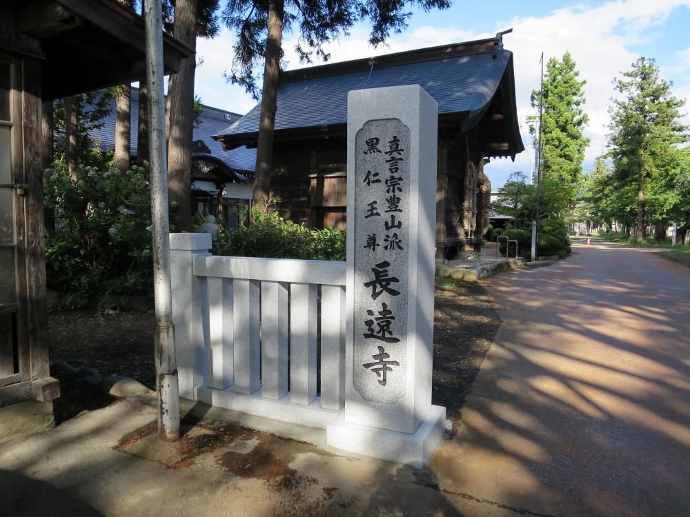 ご寺院様　裏門。