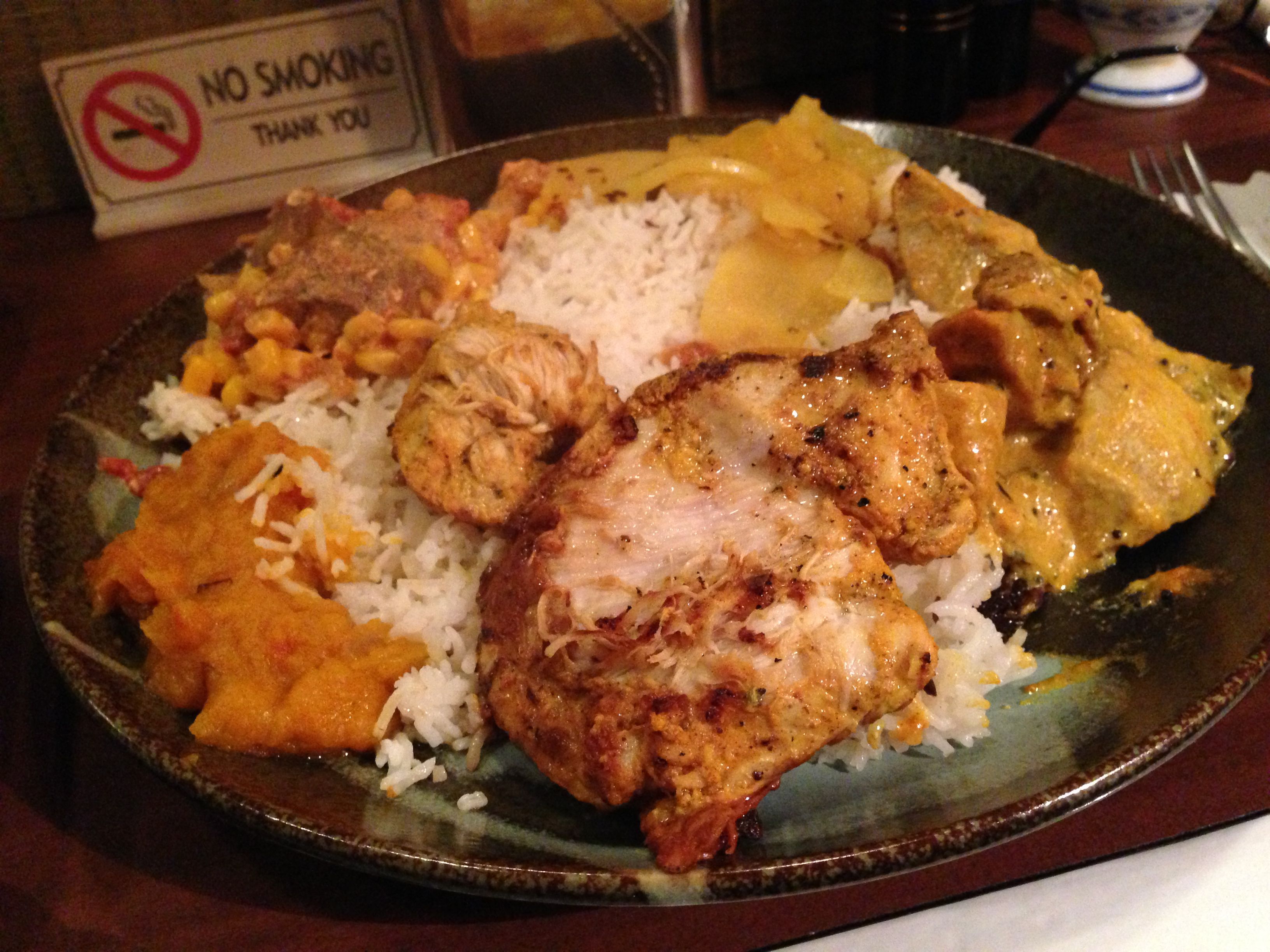 ジャイの日の料理を食べる客のみ