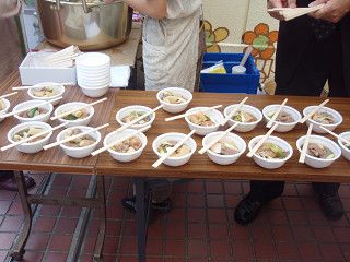 【梅屋敷商店街】芋煮ふるまい大盛況！！