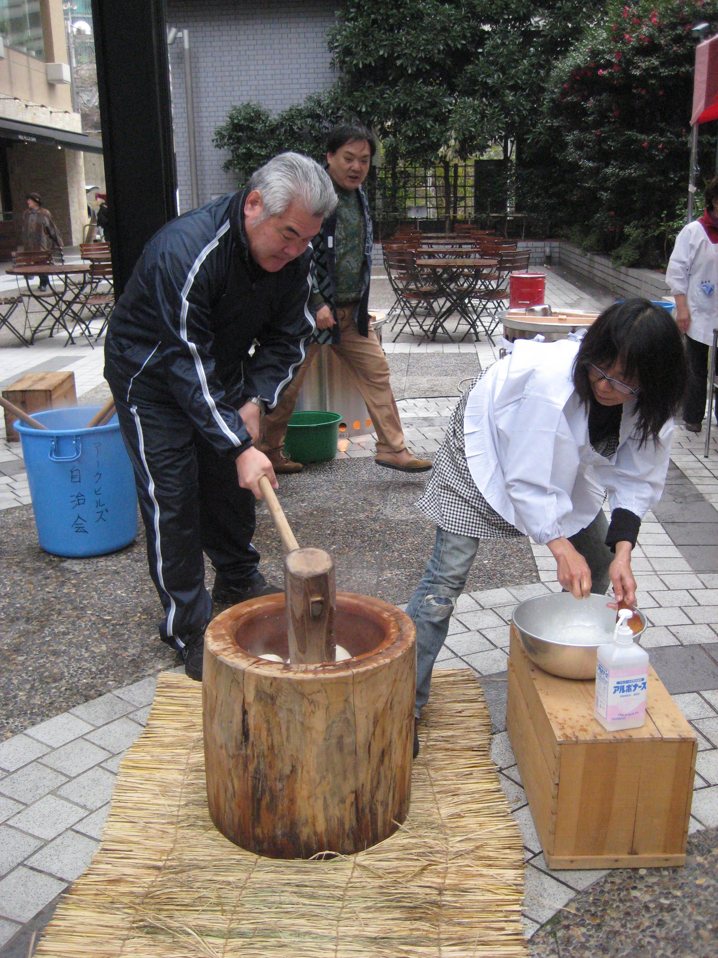【ヒルズマルシェ】餅つき大会