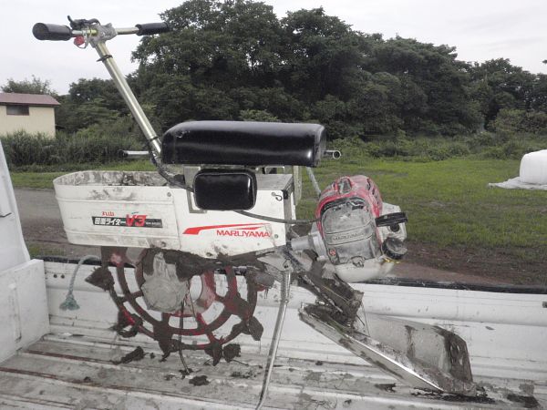 田んぼの溝をつくる機械