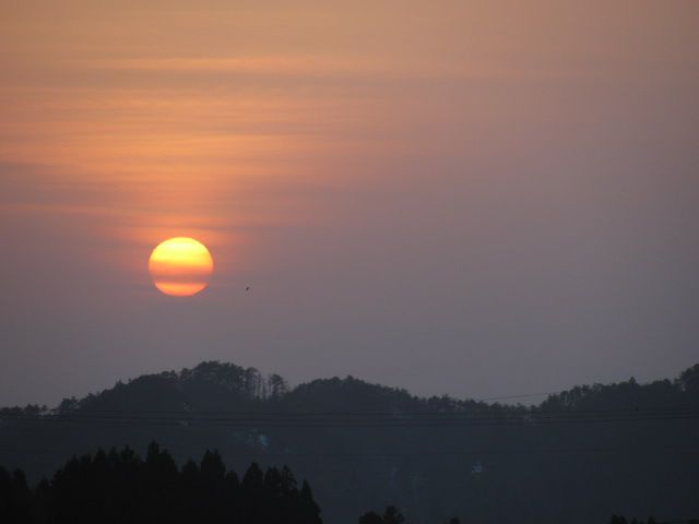 春の霞か　朧の入り日