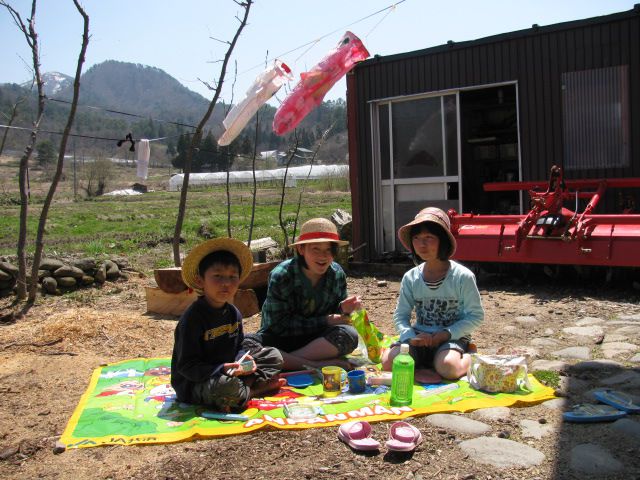家の庭で。