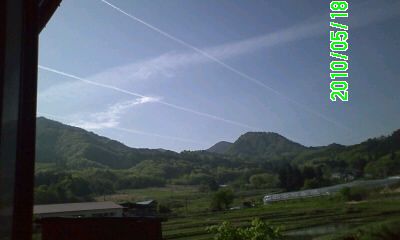 さわやかな青空に線が３本
