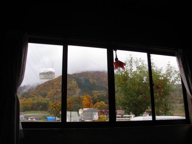 霧に煙る上和田の山なのだ