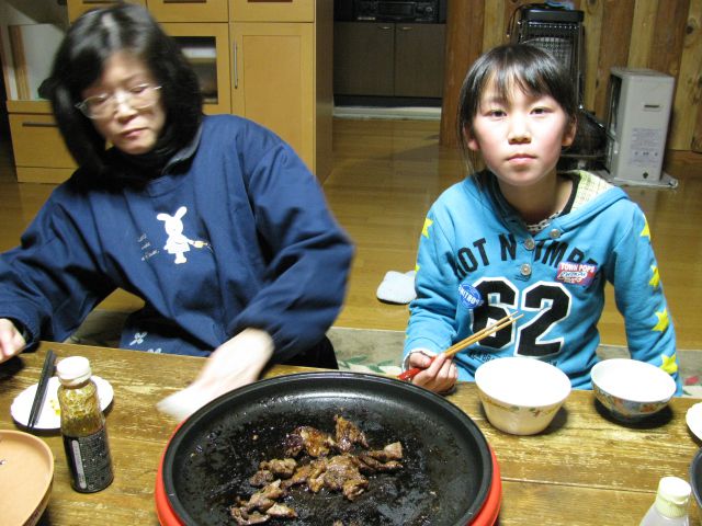 イノシシの肉を喰う