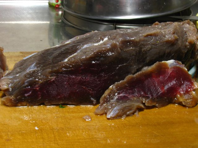 小雪の晩に肉をいじくるのだ