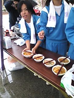 ジュアンの街角情報♪雨の中の「長靴をはいた収穫感謝祭」