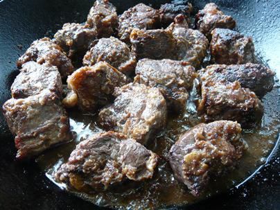 ジュアン「牛肉の赤ワイン煮　仕込中」