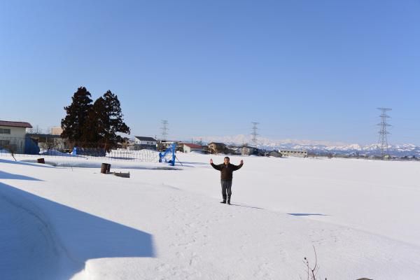 サクサクと　カタ雪渡りの　歩を印す