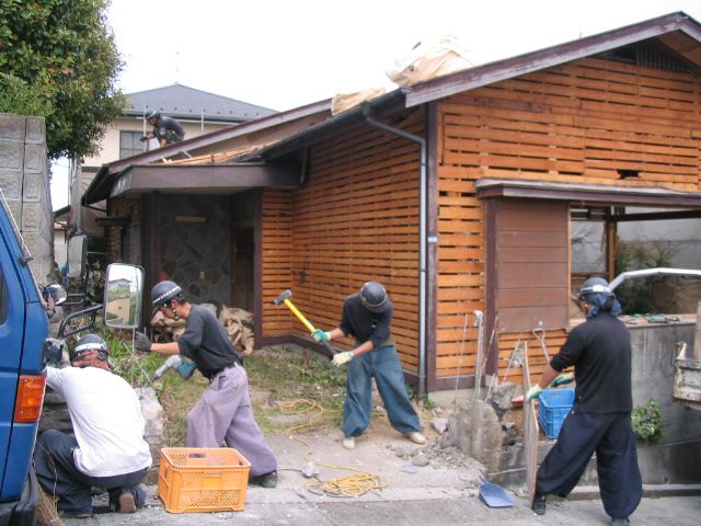 古家解体と擁壁工事が無事完了しました。