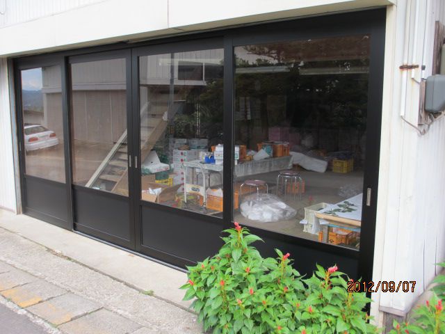作業小屋兼売店のガラス戸をつけました・・上山観光ﾌﾙｰﾂ園山形ﾁｪﾘｰﾗﾝﾄﾞ