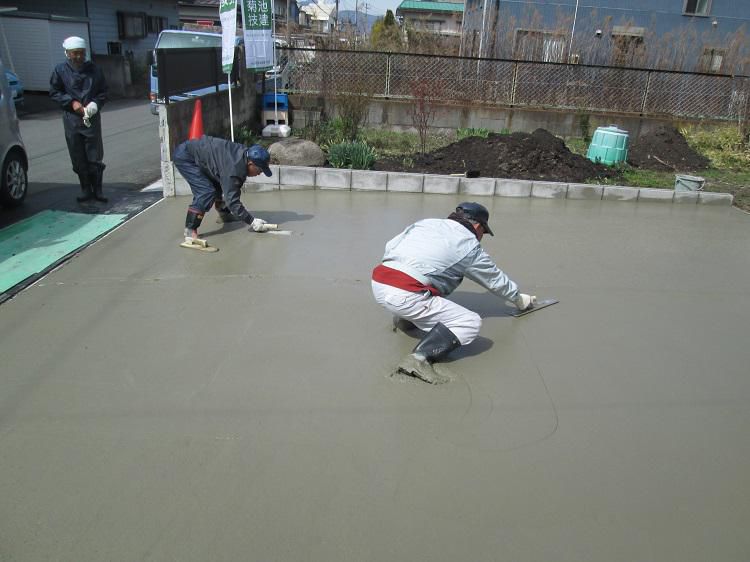 駐車場をならしています