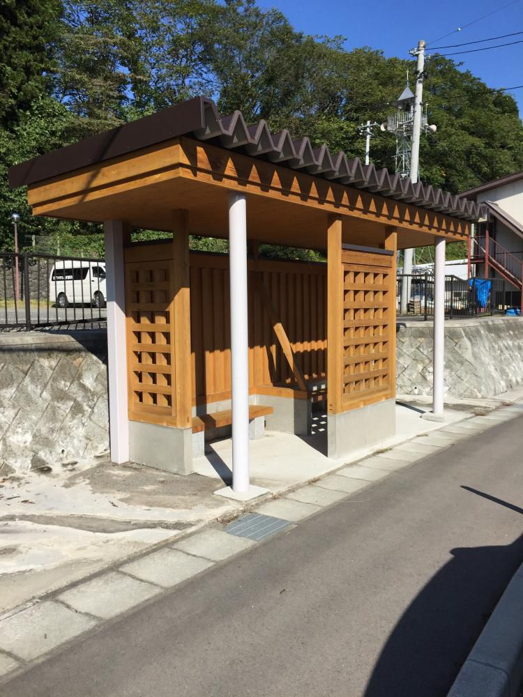 風情のあるバス停と工事現場