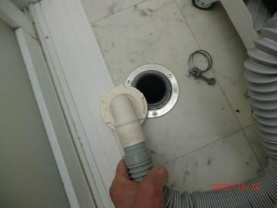 洗濯機から床に水漏れ