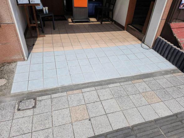 店舗入り口にタイル貼り2