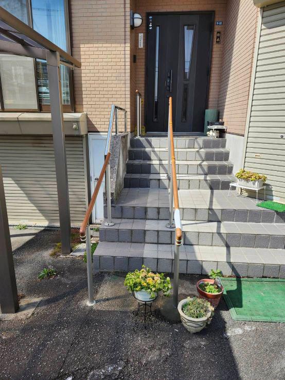 玄関外 手すり工事