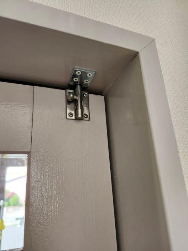 引戸上部に簡易のカギ取付ました