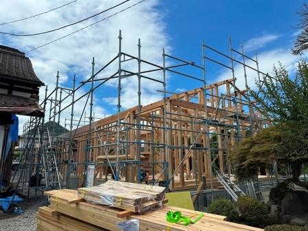 晴天の中、建て方実施中！