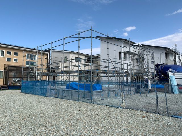 快晴のもと建方中！