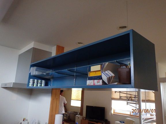 【宙に浮いた食器棚】