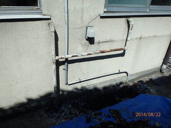 【古い水道管より水漏れ】
