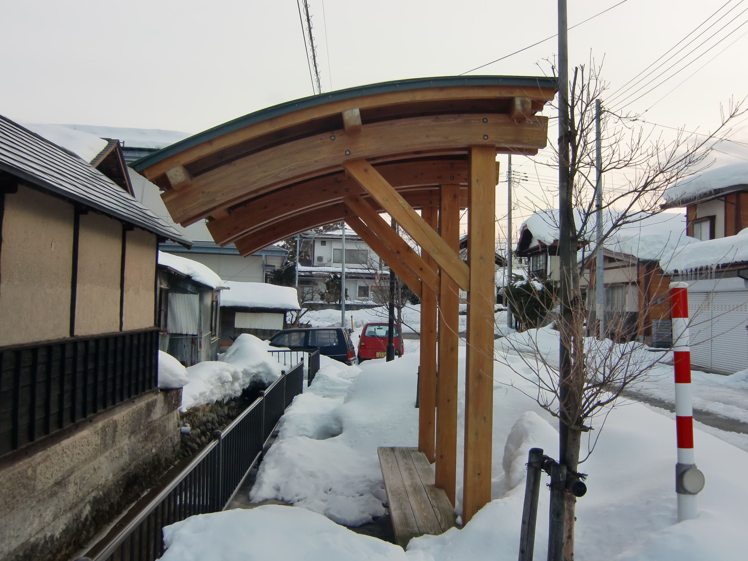 道路脇に建ってるアーチ型の　あずまや　です