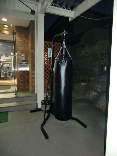 会社玄関脇にサンドバック出現