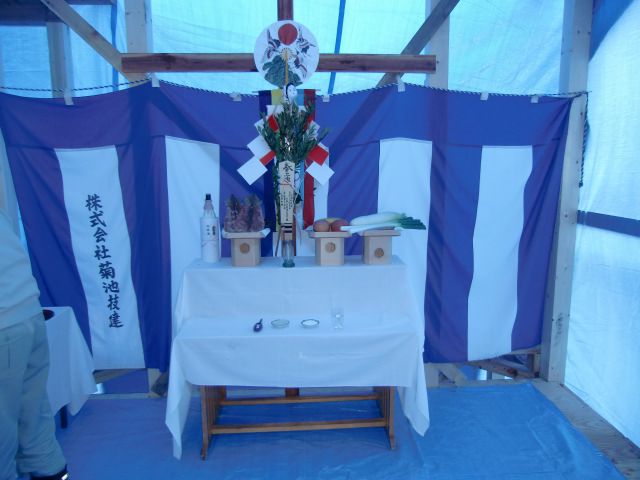雪の降る中での上棟式　!!