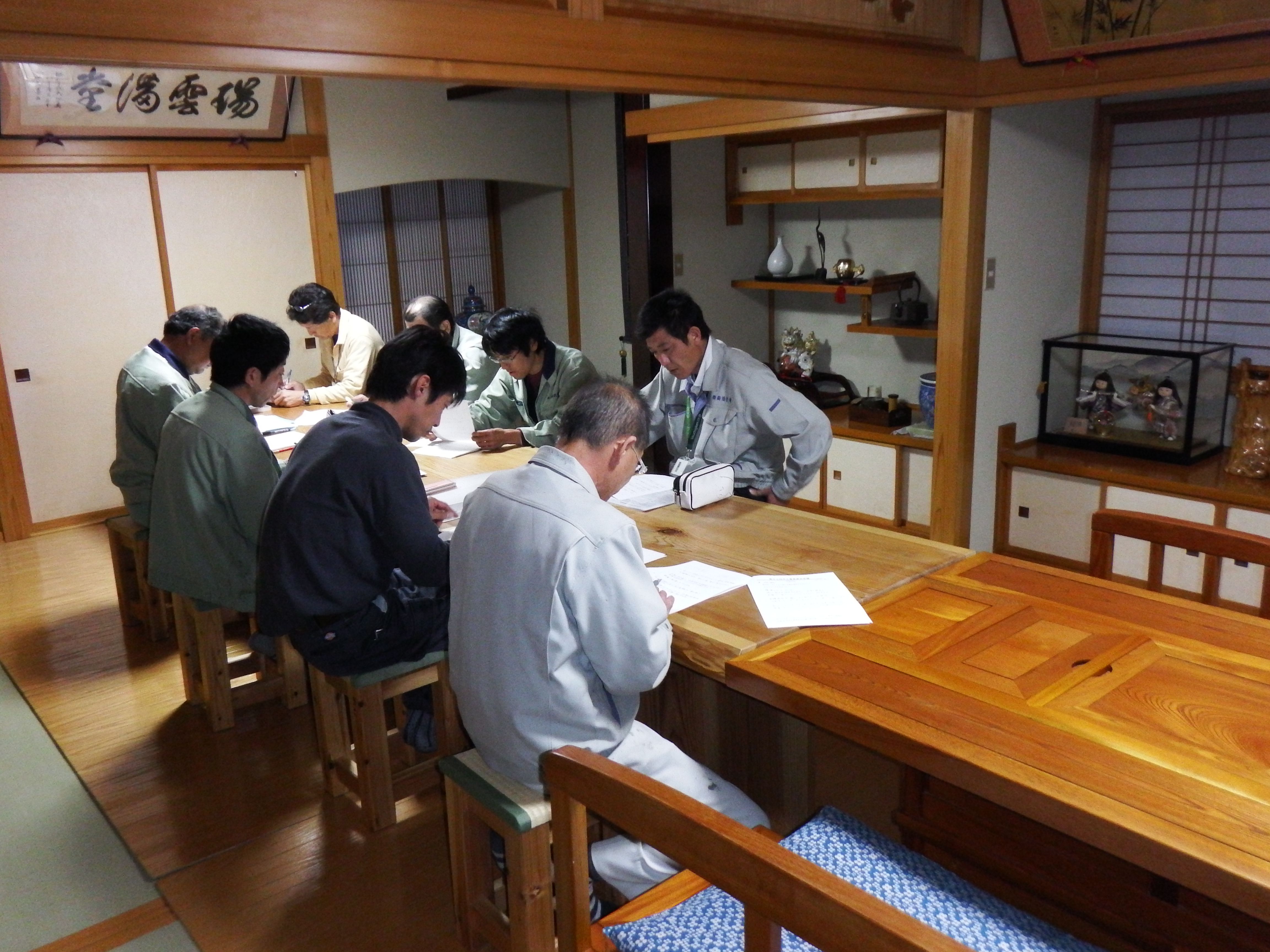 定例の木工事委員会風景です・・・・