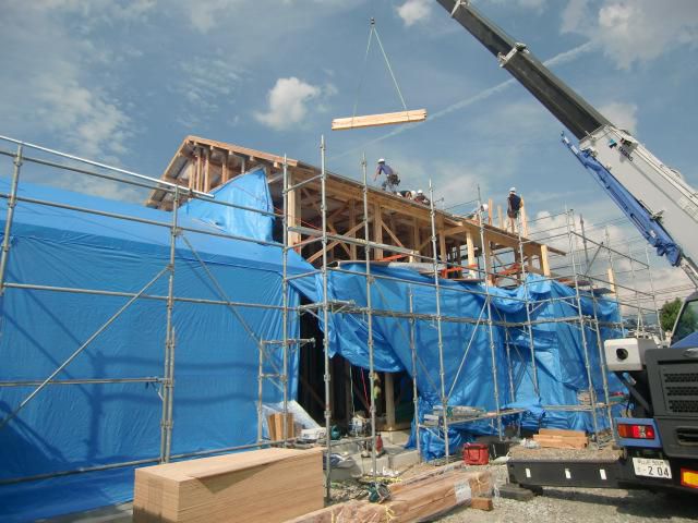 暑い中での建て方!!
