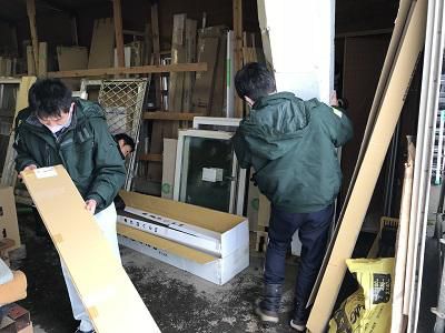 倉庫の片付作業中　!!