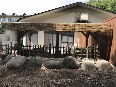 露天風呂の屋根掛け工事完了!!