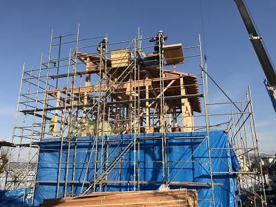 寒い中での建て方です!!