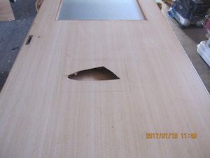 ～ドア建具に穴が空いた時の補修～