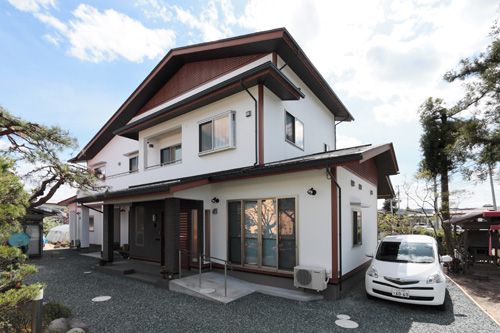 FUTABA39～丸太の梁がダイナミックさを醸し出す二世帯住宅～