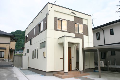 FREE35～大きな十字架が家を包み込むモダンデザイン～