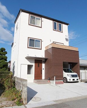 FREE44～プライベートバルコニーのある木造３階建て住宅～