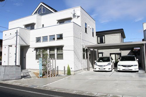 FREE42～シックな内装のシャープモダン住宅～