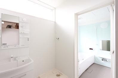 白を基調とした圧迫感のない浴室･洗面所