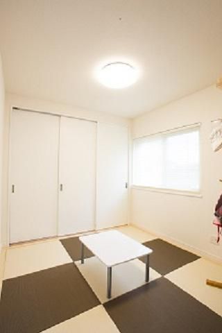 市松模様に畳を敷きこんだモダンな和室