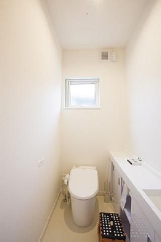 トイレカウンターを設置し、収納スペースを確保