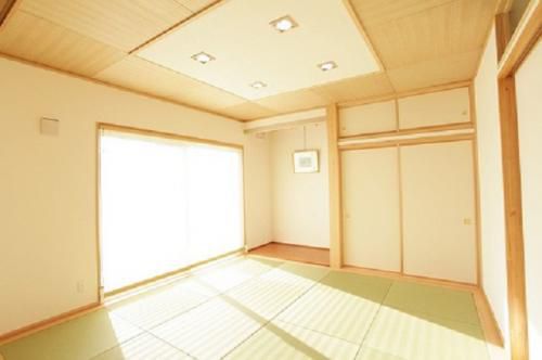 南側に大きな開口部を設け、室内に光が入り込む和室