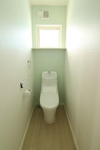 ナチュラルを貫いた1階と2階のトイレ