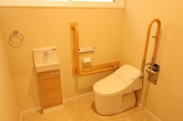 バリアフリーの1階トイレと、2階トイレ